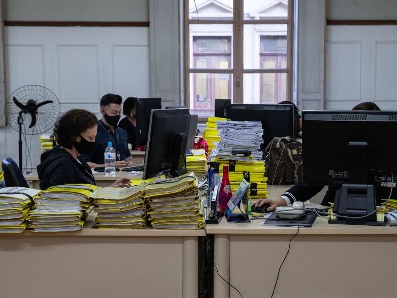 Proposta segue agora ao Senado e pode corrigir perdas de servidores entre 2020 e 2021. - Mathilde Missioneiro/Folhapress