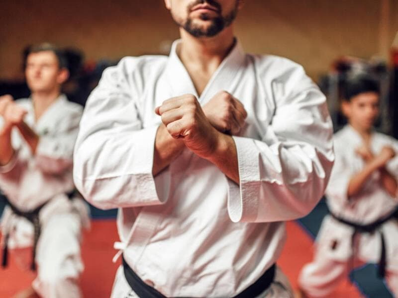 Texto estabelece critérios de certificação para profissionais de artes marciais e defesa pessoal no Brasil. - Freepik