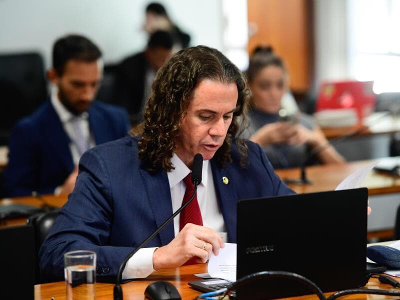 Durante leitura do parecer, Veneziano Vital (MDB-PB) elogiou "sensibilidade peculiar" da autora do projeto. - Saulo Cruz/Agência Senado