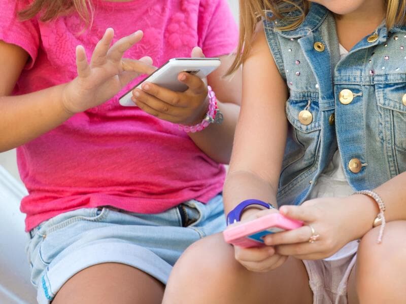 Texto aprovado impõe obrigações às plataformas digitais e prevê medidas contra a "adultização" de menores nas redes. - Freepik