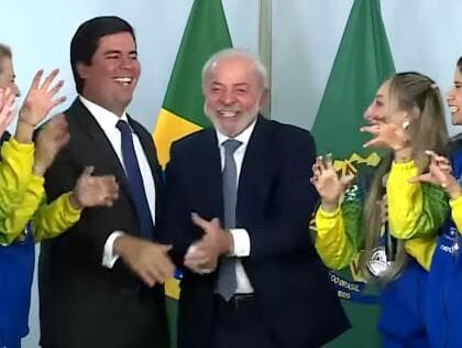 Lula recebe medalhistas e faz brincadeira no Planalto. - Reprodução/YouTube/Canal Gov
