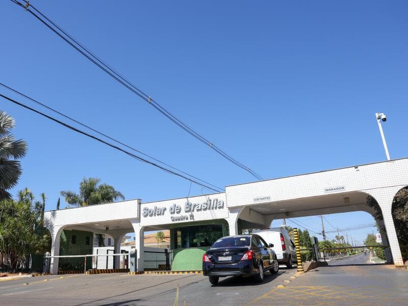 Fachada do condomínio Solar de Brasília, onde mora e cumpre prisão domiciliar o ex-presidente Jair Bolsonaro. - Fabio Rodrigues-Pozzebom/ Agência Brasil