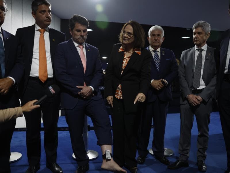 O senador Marcos do Val não precisará mais usar tornozeleira, mas passaportes permanecem retidos. - Pedro Ladeira/Folhapress