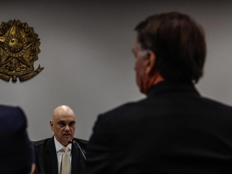 Bolsonaro não será obrigado a comparecer ao julgamento que poderá levá-lo à prisão. Ele esteve frente a frente com Moraes na sessão que o tornou réu por tentativa de golpe. - Arte Congresso em Foco