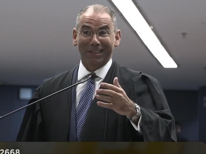 Advogado de Braga Neto agradece Zanin e ironiza falta de cabelo. - Reprodução/YouTube/STF
