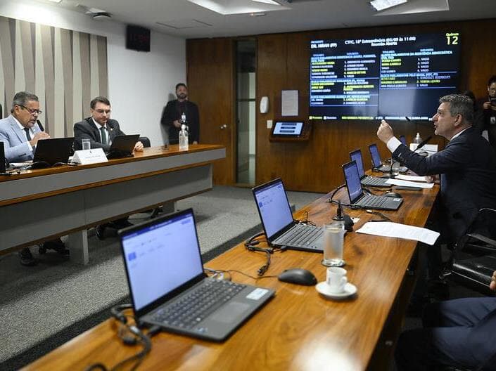 Rogério Carvalho, à direita na foto, vai recorrer ao Plenário para tentar reverter aprovação de proposta de fiscalização e controle, relatada por Flávio Bolsonaro. - Andressa Anholete/Agência Senado