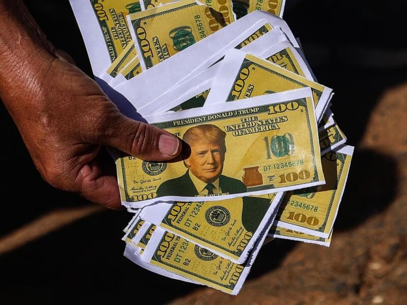 Movimentos sindicais e sociais protestam contra medidas econômicas do governo dos EUA contra o Brasil, na frente da embaixada americana em Brasília em 1 de agosto. - José Cruz/Agência Brasil
