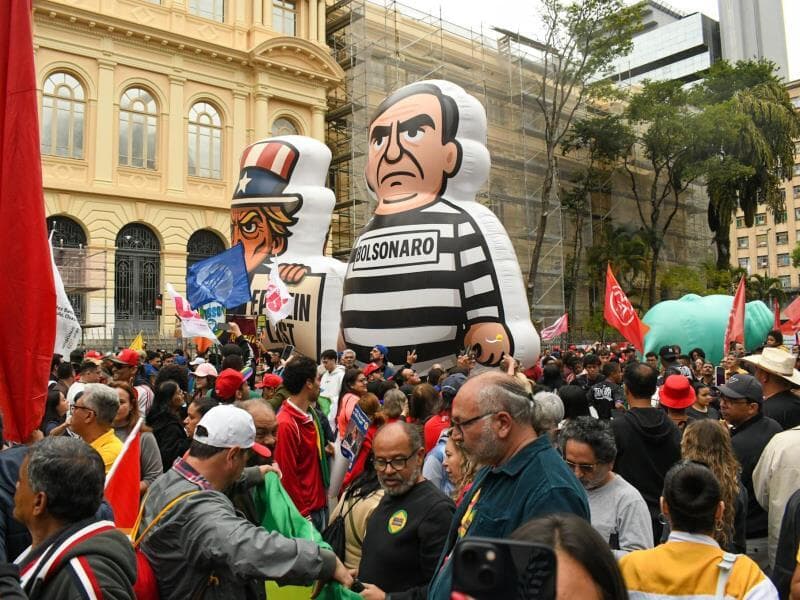 Manifestantes levaram boneco de Bolsonaro presidiário para as ruas de São Paulo. - Edi Sousa/Ato Press/Folhapress