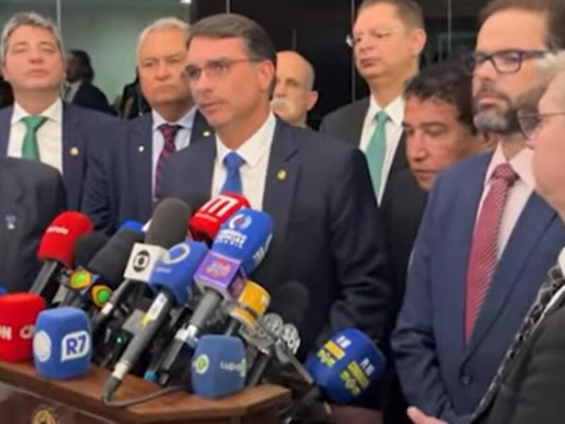 Flávio Bolsonaro faz live após Moraes votar pela condenação de Jair Bolsonaro. - Reprodução/YouTube