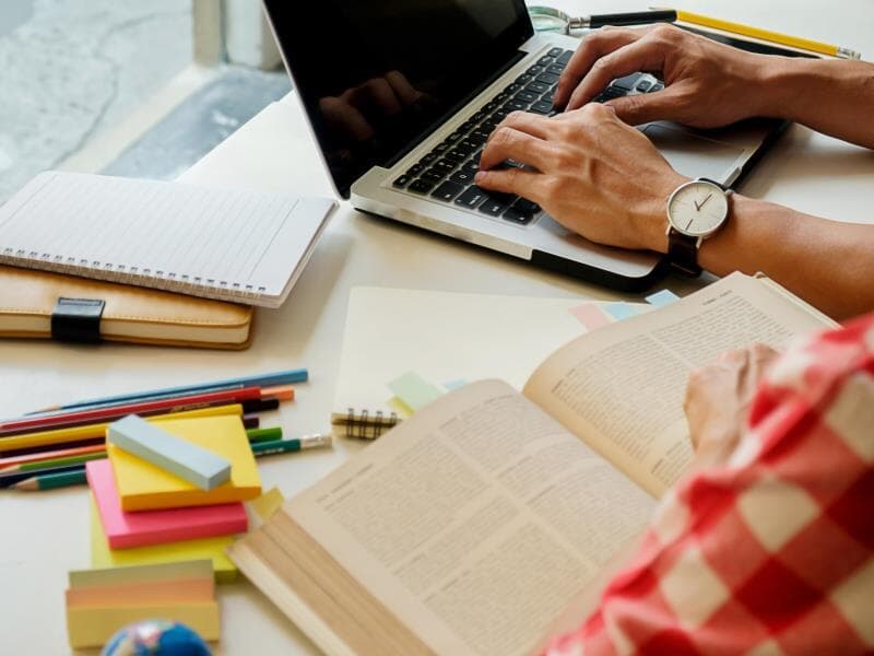 Projeto visa regulamentar o acúmulo de bolsas com atividades remuneradas.  - Freepik