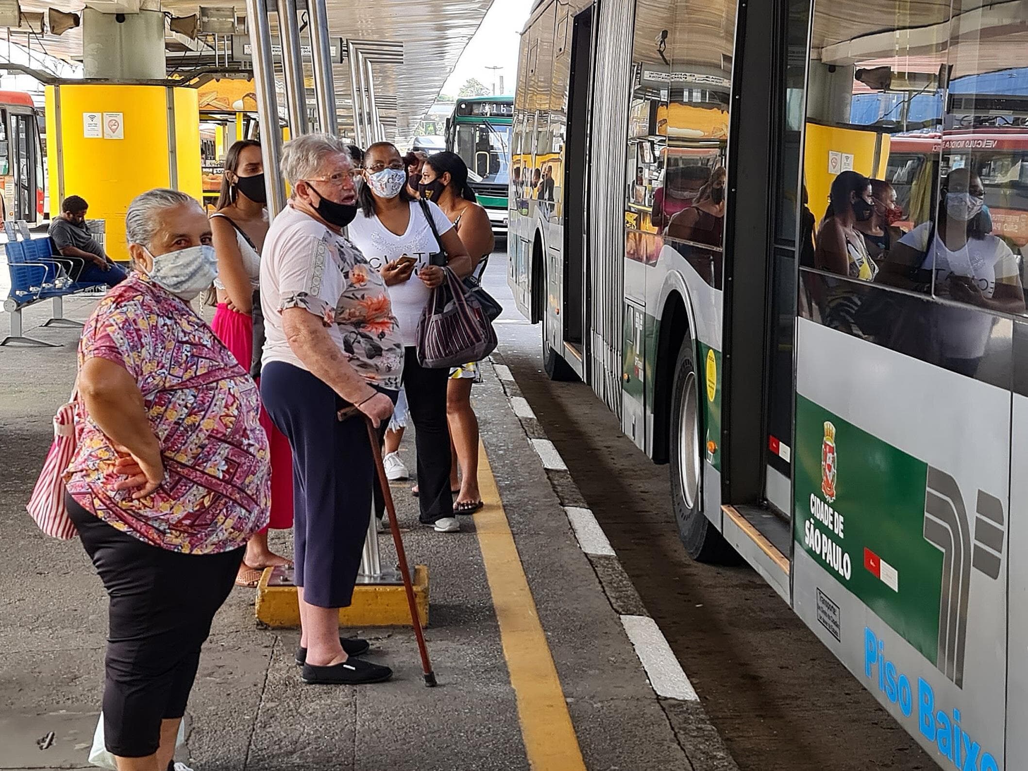 Projeto abrange gratuidade ou desconto de 50% em passagens para idosos de baixa renda não só para ônibus, mas também para veículos executivos, semileito e leito com linhas regulares interestaduais.  - Foto: Rivaldo Gomes/Folhapress