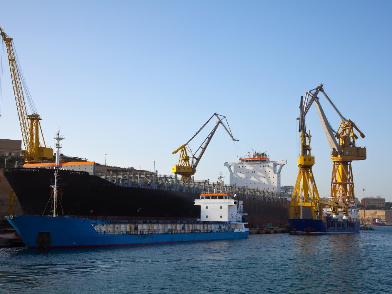 Governo aposta na indústria naval para fortalecer o setor de petróleo.  - Freepik