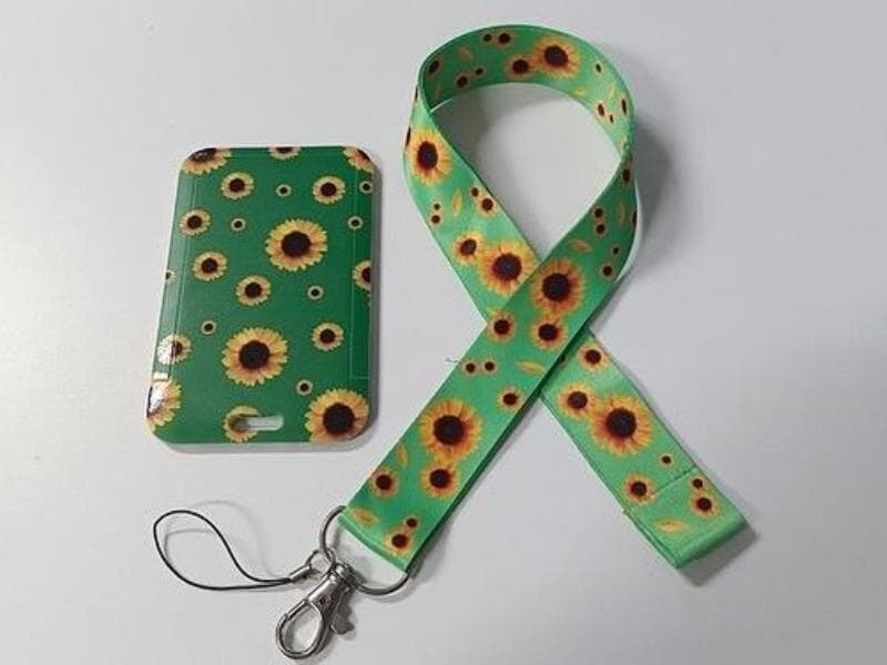 Criado no Reino Unido em 2016, o cordão de girassol é um símbolo internacional para identificar pessoas com deficiências não aparentes, como autismo, TDAH, Alzheimer e fibromialgia. - Foto: Roberto Suguino/Agência Senado
