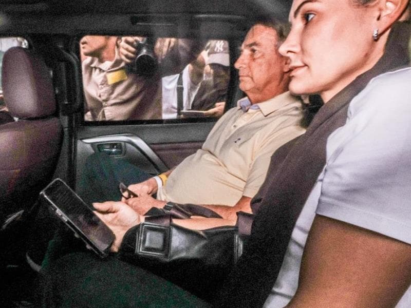O ex-presidente Jair Bolsonaro deixa o hospital DF Star, em Brasília, ao lado da mulher, Michelle, após receber alta nesta quarta-feira. - Gabriela Biló/Folhapress