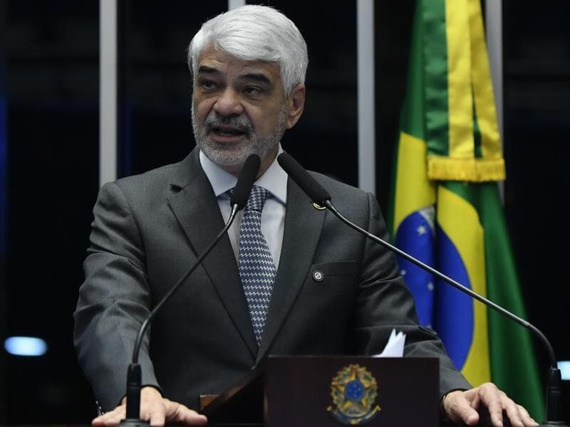 O senador Humberto Costa afirma que a PEC da Blindagem pode criar "casta intocável" na política.  - Foto: Kleyton Amorim/UOL/Folhapress