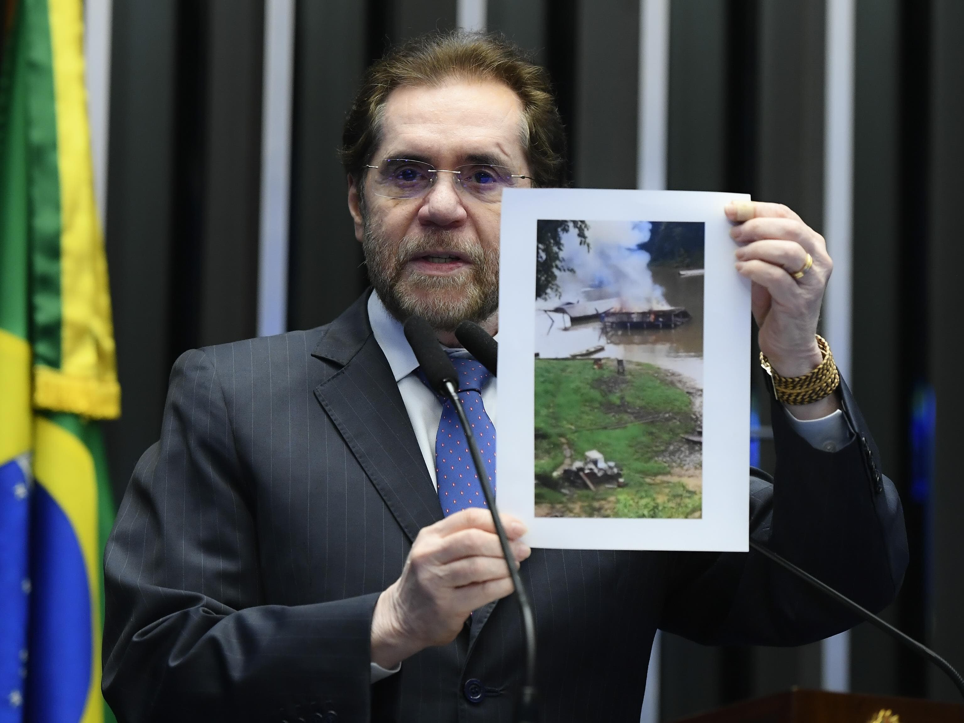 O senador criticou a operação que destruiu embarcações usadas por comunidades ribeirinhas no Rio Madeira. - Marcos Oliveira/Agência Senado