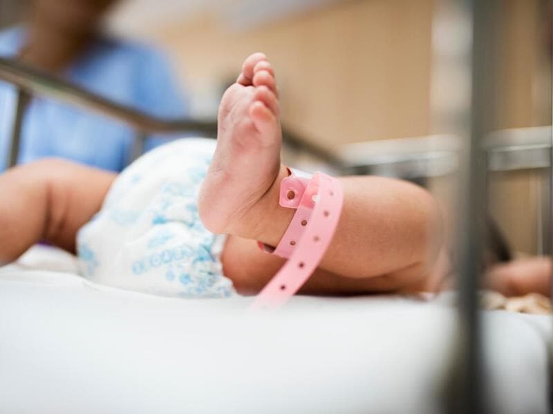 Medida garante às genitoras o direito ao salário-maternidade durante internação do filho. - Freepik