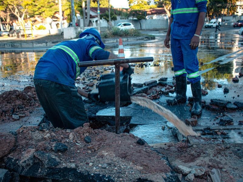 Os Estados com o maior número de obras de saneamento paralisadas são Maranhão (45) e Minas Gerais (32). - Foto: Oslaim Brito/Thenews2/Folhapress