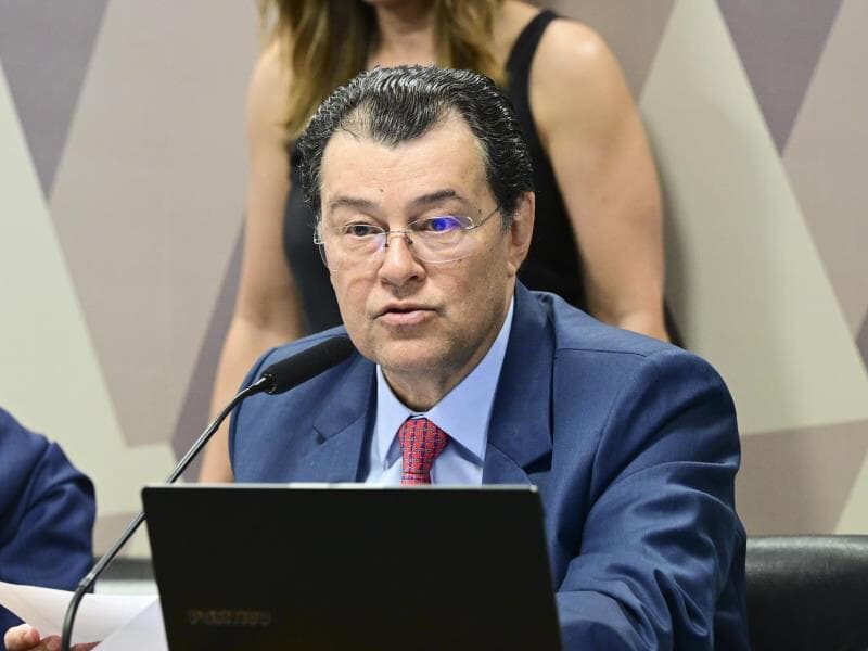 Líder do MDB, Eduardo Braga afirma que a PEC cria uma "casta de privilegiados acima da lei". - Geraldo Magela/Agência Senado