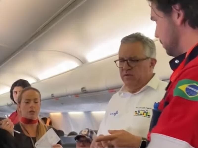 Padilha atendeu passageira que passou mal em avião que ia de Brasília para o Rio. - Reprodução/Instagram