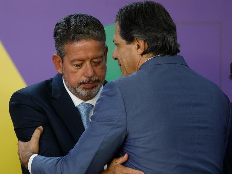 Arthur Lira e Fernando Haddad: proposta relatada pelo ex-presidente da Câmara é considerada fundamental pelo ministro da Fazenda. - Pedro Ladeira/Folhapress