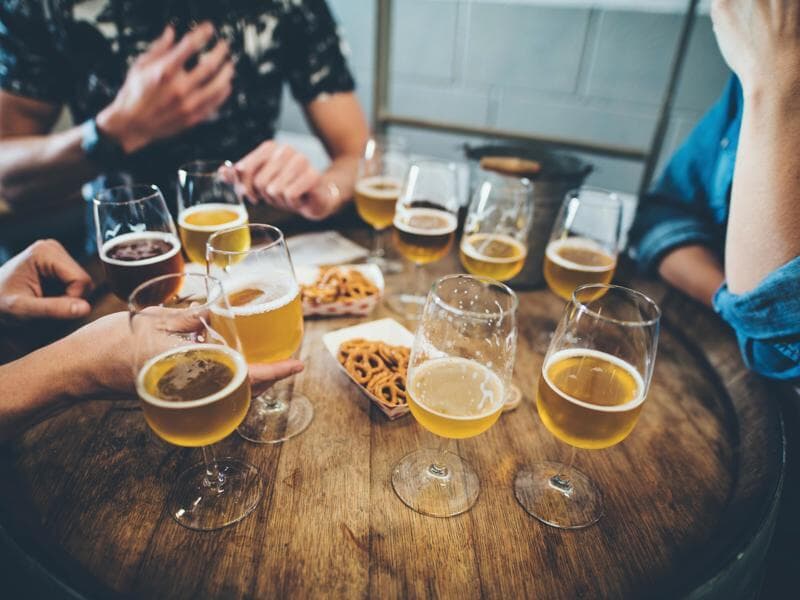 Estabelecimentos recebem orientação para prevenir venda de bebidas falsificadas. - Freepik
