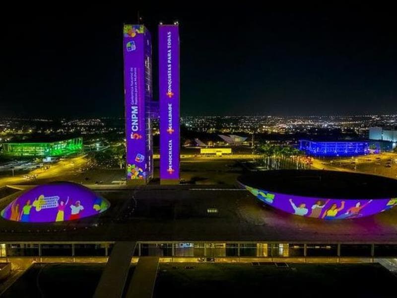 Projeção luminosa no Congresso anuncia a 5ª Conferência Nacional de Políticas para Mulheres. - Ricardo Stuckert/PR