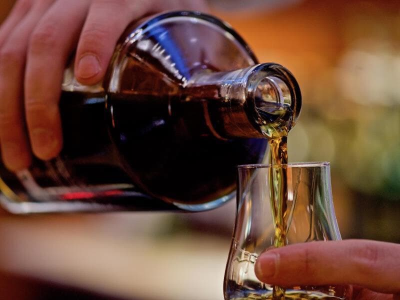 Estabelecimentos recebem orientação para prevenir venda de bebidas falsificadas. - Freepik