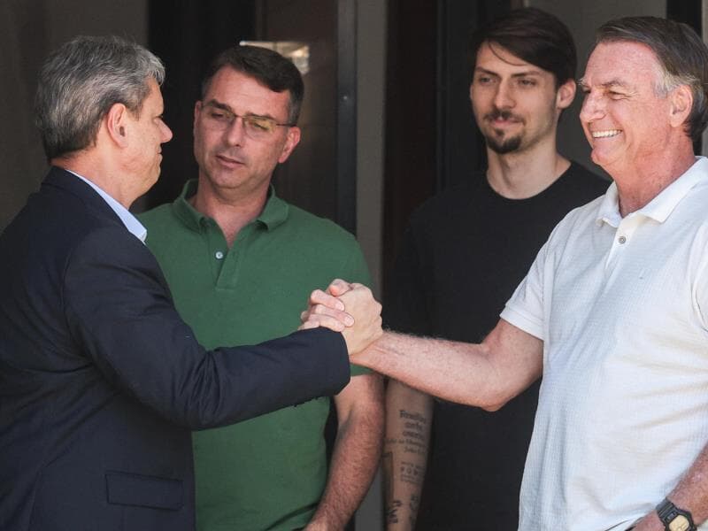 Tarcísio de Freitas visita o ex-presidente Jair Bolsonaro. - Gabriela Biló/Folhapress