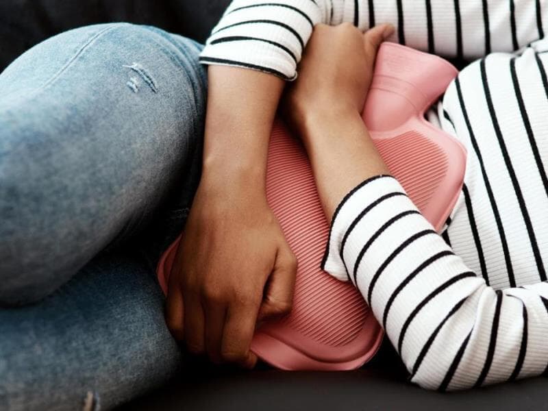 Proposta busca incluir licença menstrual na legislação trabalhista brasileira. - Freepik
