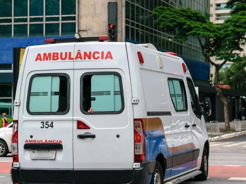 Proposta regulamenta a profissão de condutor de ambulância. - Freepik