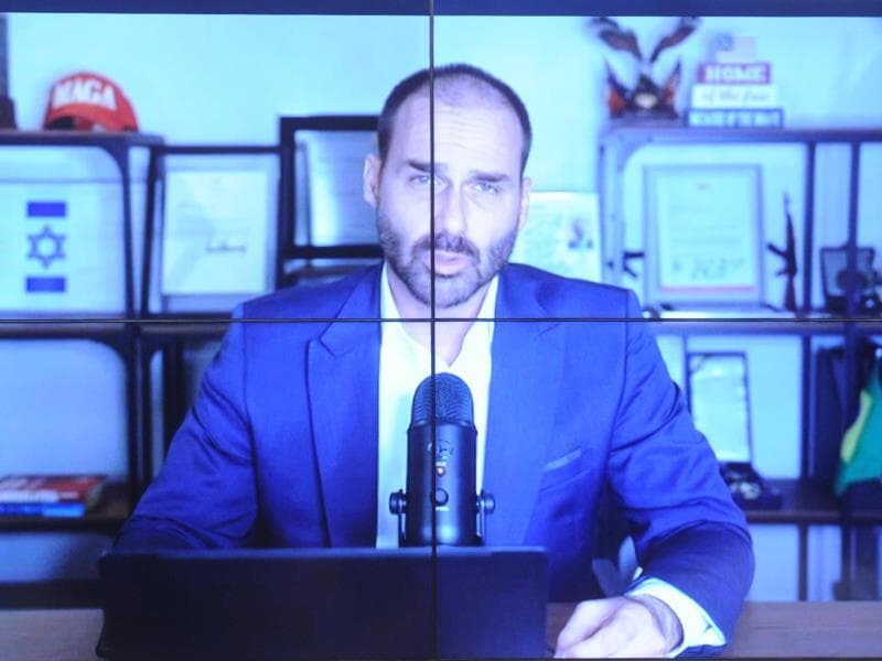 Eduardo Bolsonaro se somou aos irmãos na crítica à versão limitada da anistia. - Renato Araújo/Câmara dos Deputados