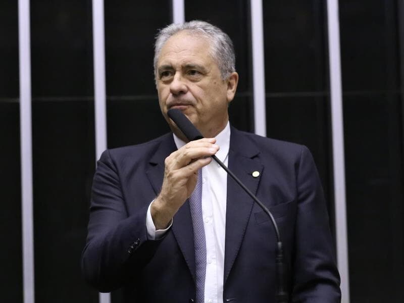 Relator Carlos Zarattini negocia ajustes na MP com governo e bancada ruralista. - Freepik