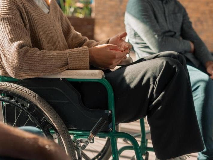 Lei promulgada por Lula inclui Pessoas com Deficiência nas ações de prevenção à automutilação e suicídio. - Freepik