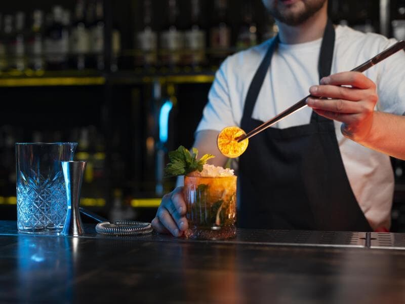 Deputados aprovam projeto que cria selo "Atendimento Seguro" para capacitar profissionais de bares e restaurantes em primeiros socorros. - Freepik