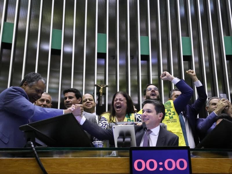 Antonio Brito, à esquerda, comemora aprovação da proposta com Hugo Motta e outros deputados. - Kayo Magalhães/Agência Câmara