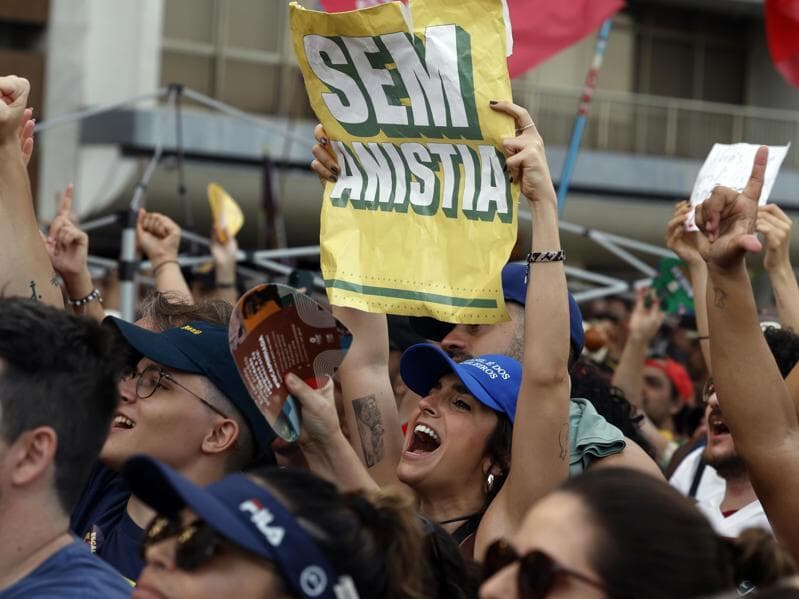 Manifestantes protestam contra a PEC da Blindagem e PL da Anistia na orla de Copacabana, no Rio, em 21 de setembro.  - Tânia Rêgo/Agência Brasil