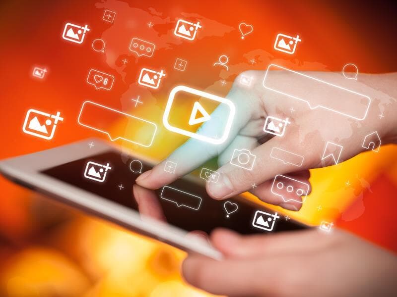 Texto prevê exigência de transparência e responsabilização nas redes sociais. - Freepik