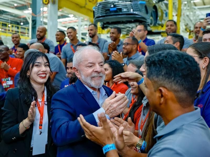 Presidente da República, Luiz Inácio Lula da Silva, durante visita à linha de montagem de veículos da BYD. - Ricardo Stuckert/PR