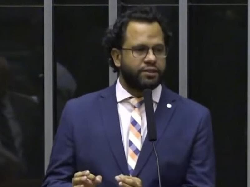 Pastor Henrique Vieira durante discurso. - Reprodução/YouTube