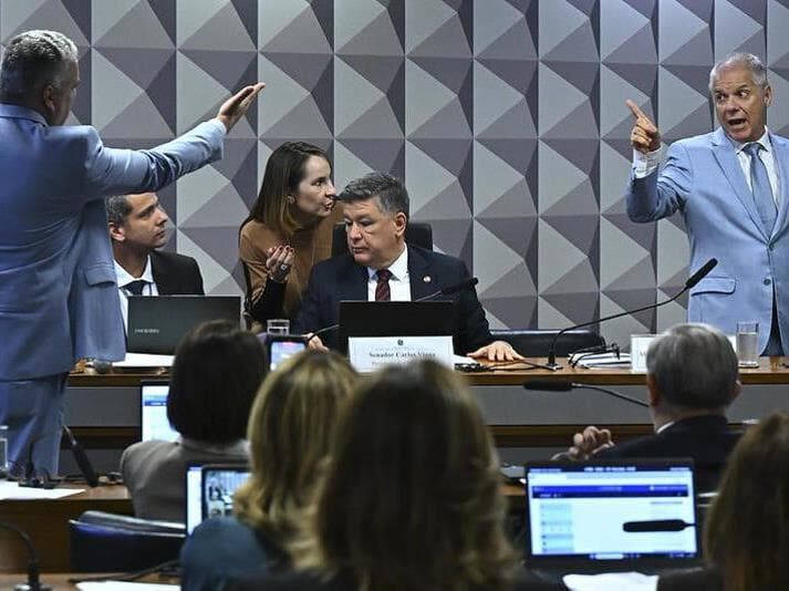 Reunião da CPMI foi marcada por bate-boca entre o depoente, Alessandro Stefanutto, e o relator da comissão, Alfredo Gaspar (em pé, à esquerda, na foto). - Jefferson Rudy/Agência Senado