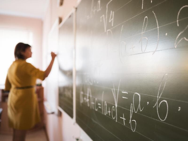 Relatora argumenta que o uso de contratos temporários vem sendo usado por prefeituras para sucatear os salários de professores. - Freepik.