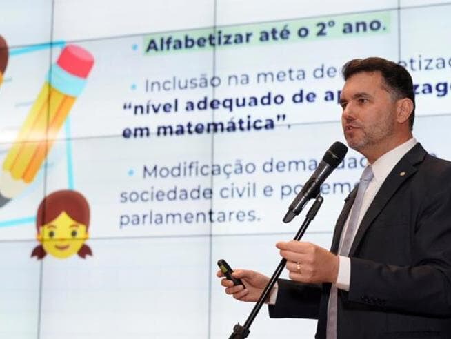 Moses Rodrigues apresenta o relatório do novo Plano Nacional de Educação. - Edvaldo Belitardo/Agência Câmara