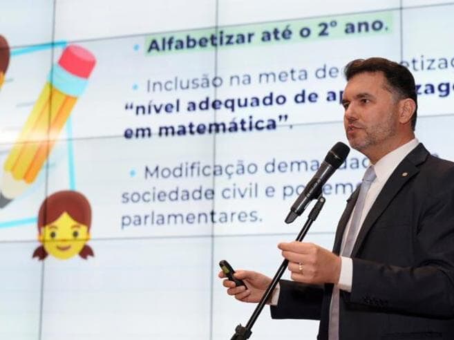Moses Rodrigues apresenta o relatório do novo Plano Nacional de Educação. - Edvaldo Belitardo/Agência Câmara