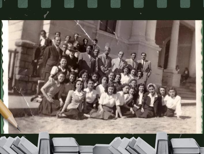 Antonieta de Barros, primeira parlamentar negra do Brasil, posa para foto com deputdos estaduais e professoras. Ela é autora da primeira lei que criou o Dia do Professor. - Acervo do Museu da Escola Catarinense (Mesc/Udesc)