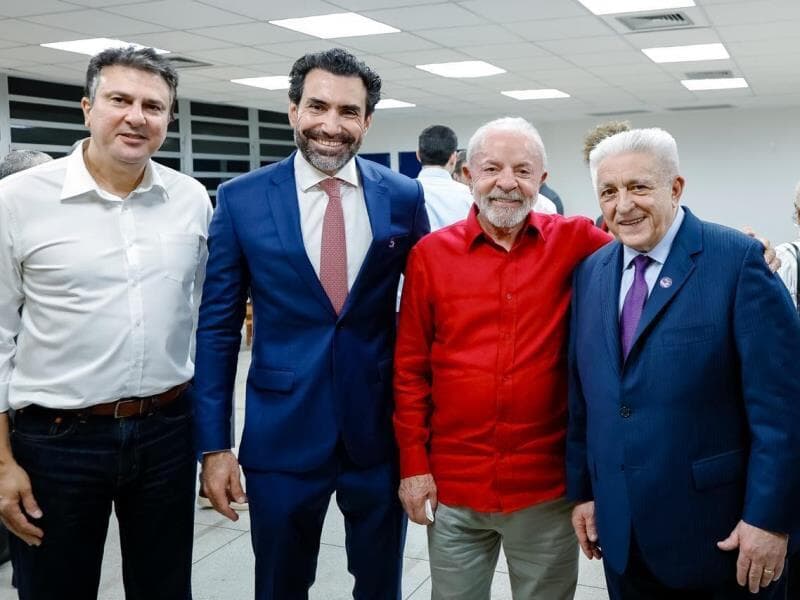 Da esquerda para a direita, o ministro da Educação, Camilo Santana; o CEO do iFood, Diego Barreto; o presidente, Lula; e o dono da Pague Menos, Francisco Deusmar de Queiroz. - Ricardo Stuckert/PR
