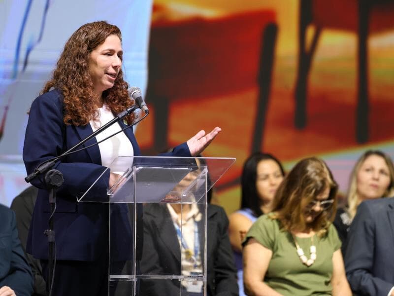 A ministra da Gestão e da Inovação em Serviços Públicos, Esther Dweck durante evento comemorativo do Dia do Professor, no Ginásio Educacional Olímpico (GEO) Isabel Salgado, no Rio de Janeiro. - Tomaz Silva/Agência Brasil