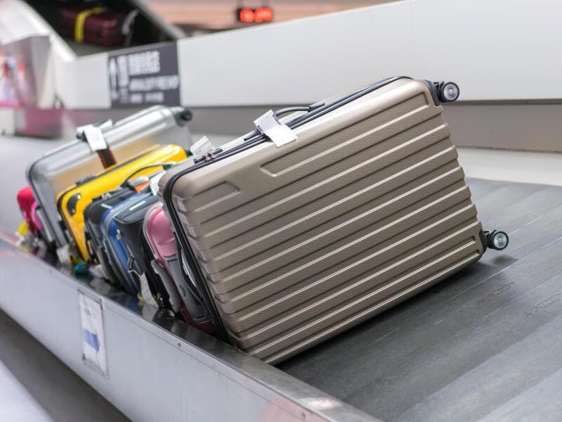 Projeto de Da Vitória assegura transporte gratuito de mala e item pessoal em voos no Brasil. - Freepik