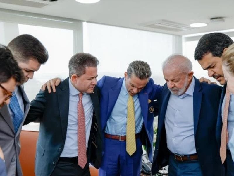 Lula recebe representantes da Assembleia de Deus Madureira para encontro com oração e entrega de Bíblia no Planalto. - Reprodução/Instagram Gleisi Hoffmann