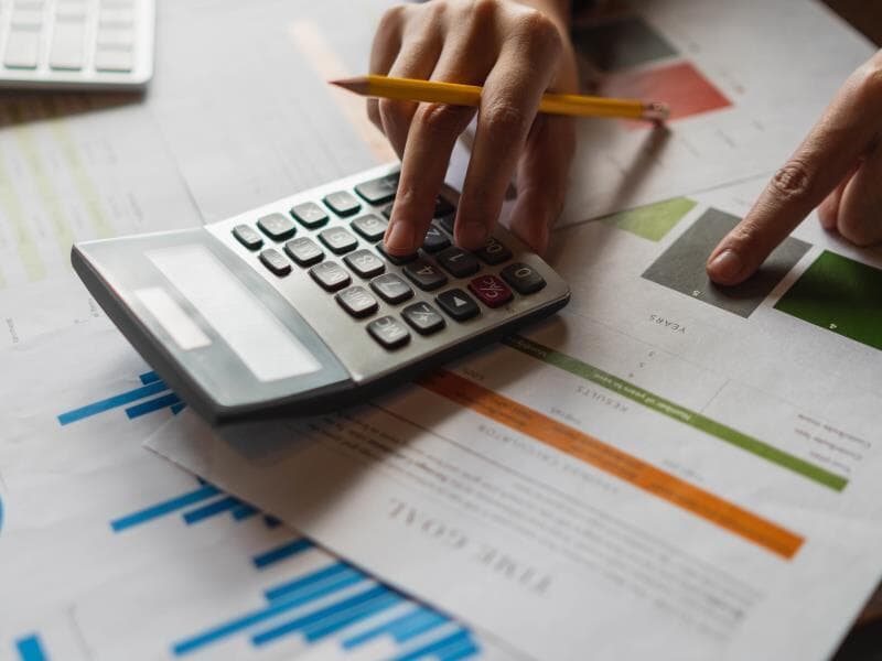 Atrasos na aprovação do orçamento podem prejudicar obras de infraestrutura e programas sociais. - Freepik